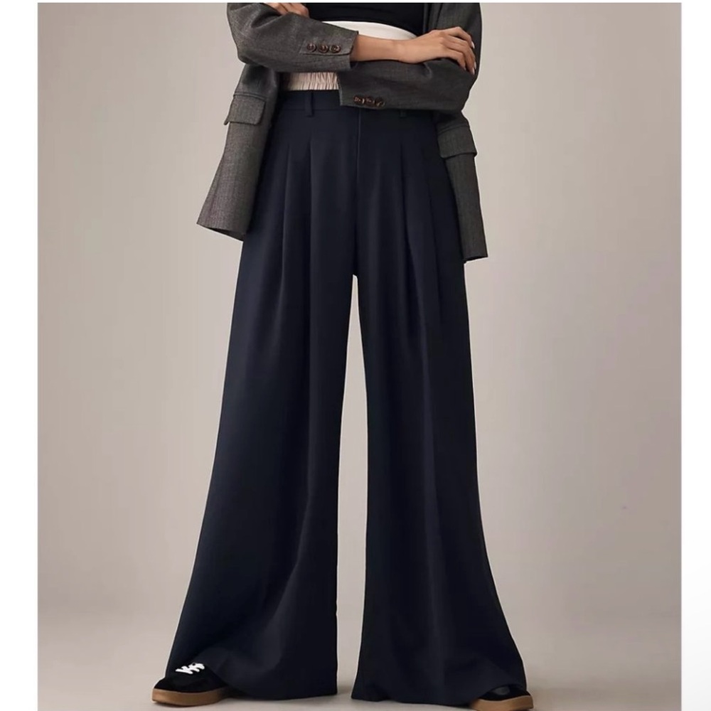 The Avery Pleated Wide Leg trouser by Maeve (Anthropologie). Navy. Size 2